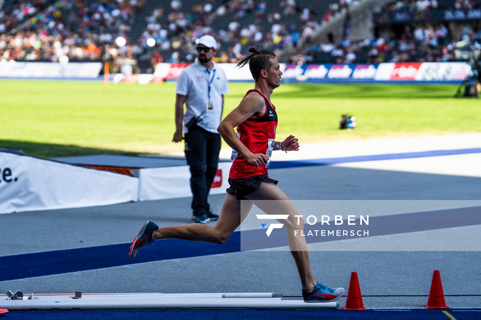 3000m Start mit Nils Huhtakangas (LG Osnabrueck) waehrend der deutschen Leichtathletik-Meisterschaften im Olympiastadion am 26.06.2022 in Berlin